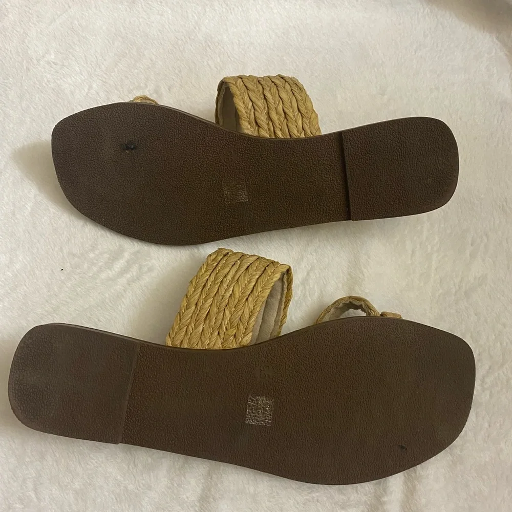 Comfortable Tan Flat Chinese Laundry flats. - Picture 3 of 3